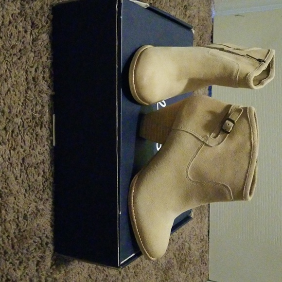 Shoes - Picture 2 of 4